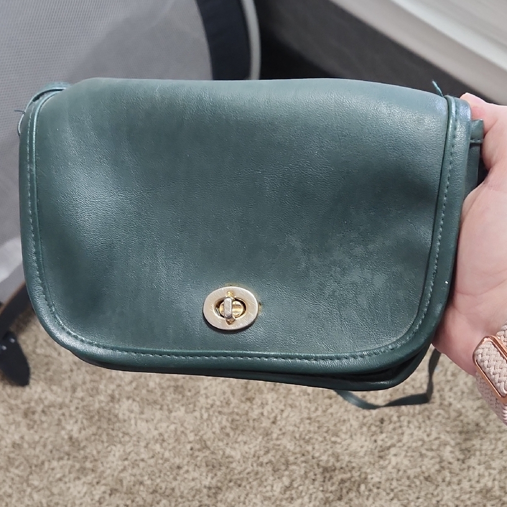 Classic Forest Green Crossbody Bag with Turn-Lock Closure
